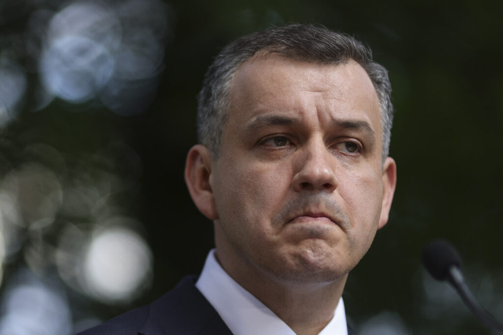 eugen-tomac,-despre-varianta-sa-si-depuna-in-scurt-timp-mandatul-de-premier-desemnat-:-circula-un-zvon-–-hotnews.ro