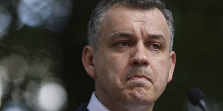 eugen-tomac,-despre-varianta-sa-si-depuna-in-scurt-timp-mandatul-de-premier-desemnat-:-circula-un-zvon-–-hotnews.ro