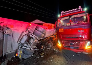 accident-grav-in-bihor:-un-mort-si-patru-raniti,-dupa-ce-un-tir-si-mai-multe-masini-s-au-ciocnit-trafic-blocat-pe-dn-1-huedin-oradea-–-hotnews.ro