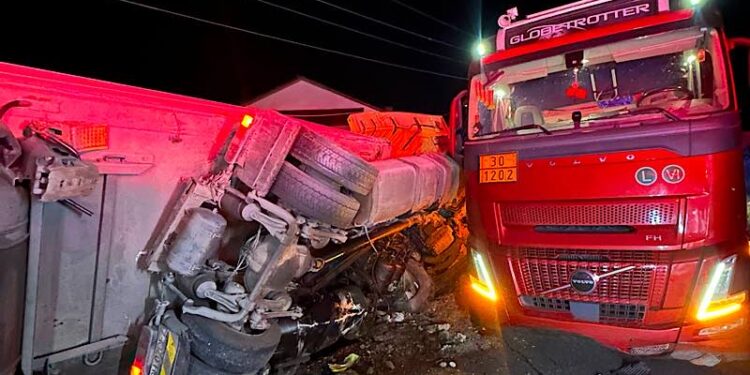 accident-grav-in-bihor:-un-mort-si-patru-raniti,-dupa-ce-un-tir-si-mai-multe-masini-s-au-ciocnit-trafic-blocat-pe-dn-1-huedin-oradea-–-hotnews.ro