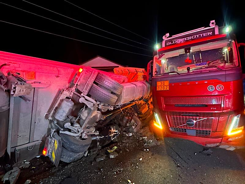 accident-grav-in-bihor:-un-mort-si-patru-raniti,-dupa-ce-un-tir-si-mai-multe-masini-s-au-ciocnit-trafic-blocat-pe-dn-1-huedin-oradea-–-hotnews.ro