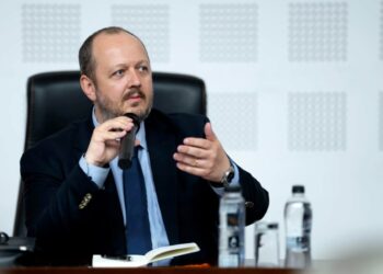 papahagi:-nu-e-liberal-ce-a-facut-bolojan,-e-usor-sa-cresti-taxe.-ce-face-nicusor-dan-e-patriotic