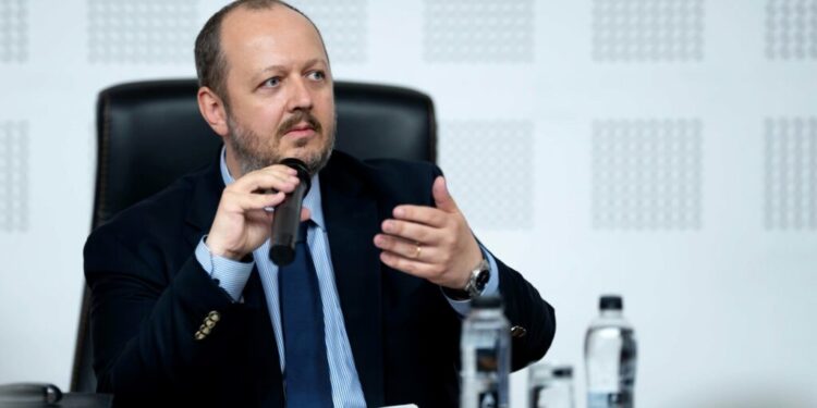 papahagi:-nu-e-liberal-ce-a-facut-bolojan,-e-usor-sa-cresti-taxe.-ce-face-nicusor-dan-e-patriotic