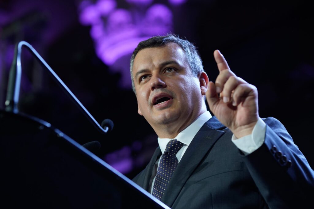 eugen-tomac-si-a-prezentat-programul-de-guvernare:-continua-austeritatea,-dar-promite-sprijin-pentru-mediul-de-afaceri-–-hotnews.ro
