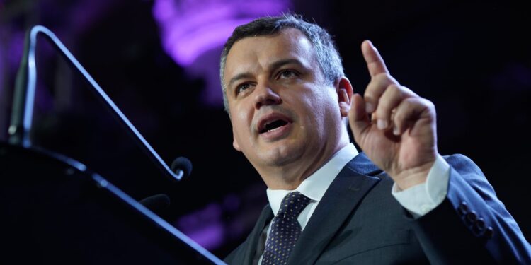 eugen-tomac-si-a-prezentat-programul-de-guvernare:-continua-austeritatea,-dar-promite-sprijin-pentru-mediul-de-afaceri-–-hotnews.ro