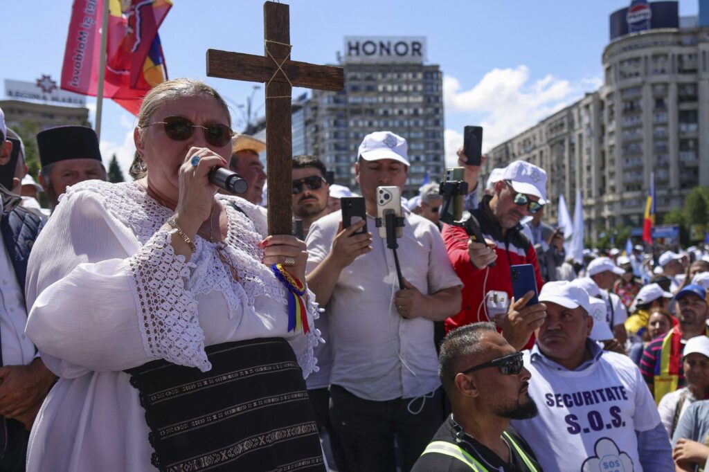 diana-sosoaca,-in-fruntea-marsului-normalitatii-de-la-bucuresti-participantii-au-purtat-cruci,-icoane-si-pancarte-cu-mesaje-anti-lgbt-in-capitala-urmeaza-si-bucharest-pride-–-hotnews.ro