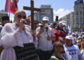 diana-sosoaca,-in-fruntea-marsului-normalitatii-de-la-bucuresti-participantii-au-purtat-cruci,-icoane-si-pancarte-cu-mesaje-anti-lgbt-in-capitala-urmeaza-si-bucharest-pride-–-hotnews.ro