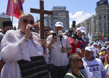 diana-sosoaca,-in-fruntea-marsului-normalitatii-de-la-bucuresti-participantii-au-purtat-cruci,-icoane-si-pancarte-cu-mesaje-anti-lgbt-in-capitala-urmeaza-si-bucharest-pride-–-hotnews.ro