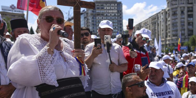 diana-sosoaca,-in-fruntea-marsului-normalitatii-de-la-bucuresti-participantii-au-purtat-cruci,-icoane-si-pancarte-cu-mesaje-anti-lgbt-in-capitala-urmeaza-si-bucharest-pride-–-hotnews.ro