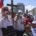 diana-sosoaca,-in-fruntea-marsului-normalitatii-de-la-bucuresti-participantii-au-purtat-cruci,-icoane-si-pancarte-cu-mesaje-anti-lgbt-in-capitala-urmeaza-si-bucharest-pride-–-hotnews.ro