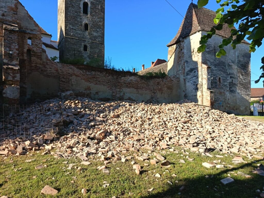 zidul-bisericii-fortificate-din-mosna,-monument-de-patrimoniu-foarte-important-pentru-intreg-ardealul,-s-a-prabusit-trebuia-intervenit-de-mult-timp-–-hotnews.ro
