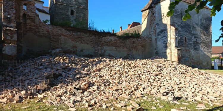 zidul-bisericii-fortificate-din-mosna,-monument-de-patrimoniu-foarte-important-pentru-intreg-ardealul,-s-a-prabusit-trebuia-intervenit-de-mult-timp-–-hotnews.ro
