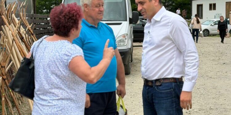 george-simion,-prezent-in-mijlocul-oamenilor-la-negreni.-liderul-aur-a-participat-la-actiunea-aur-te-aude,-organizata-in-targul-din-localitate