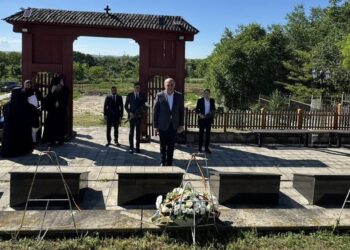 bolojan-a-depus-o-coroana-de-flori-la-cimitirul-romanesc-de-la-tiganca,-in-memoria-soldatilor-romani