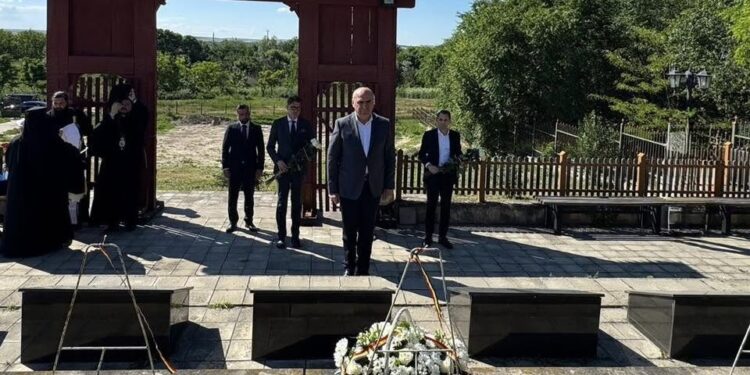 bolojan-a-depus-o-coroana-de-flori-la-cimitirul-romanesc-de-la-tiganca,-in-memoria-soldatilor-romani