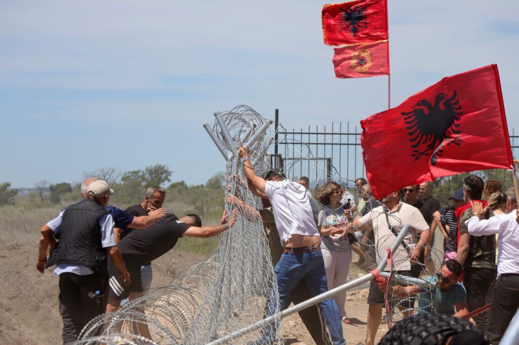 nou-val-de-proteste-in-albania-impotriva-unui-alt-proiect-imobiliar-de-lux-pe-coasta-adriaticii,-dupa-cel-al-ginerelui-lui-trump-–-hotnews.ro