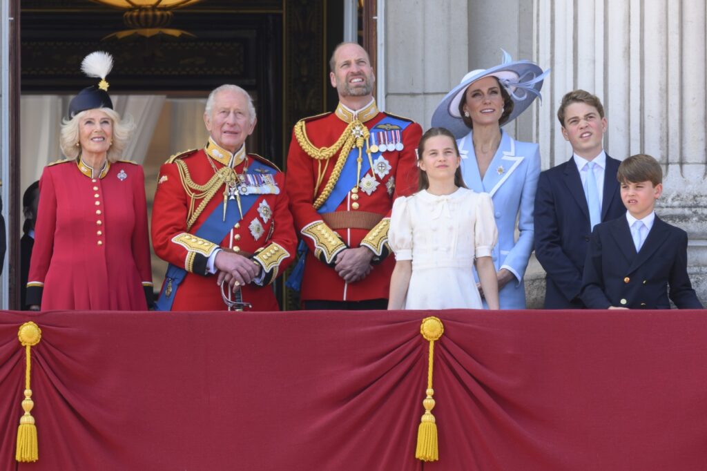 imagini-de-la-trooping-the-colour-regele-charles,-aclamat-de-mii-de-oameni-surpriza-zilei:-micul-print-louis-–-hotnews.ro