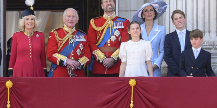 imagini-de-la-trooping-the-colour-regele-charles,-aclamat-de-mii-de-oameni-surpriza-zilei:-micul-print-louis-–-hotnews.ro