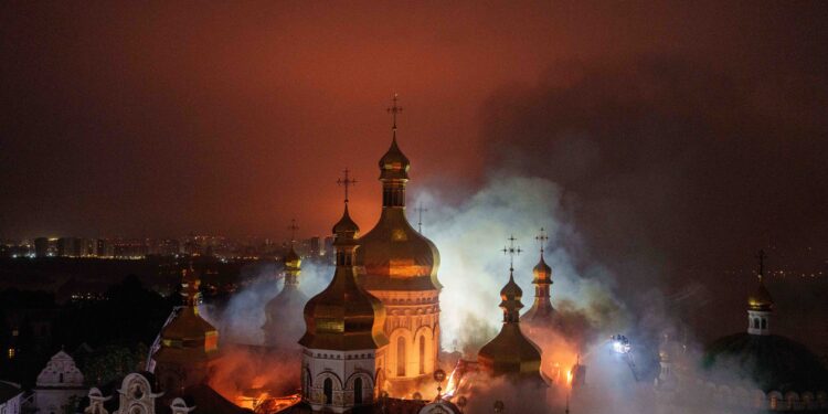 manastirea-lavra-pecerska,-simbol-al-ucrainei,-in-flacari-dupa-un-atac-cu-rachete-balistice-asupra-kievului-–-hotnews.ro