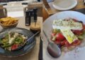 cat-platesc-romanii-pentru-o-salata-greceasca,-o-portie-de-cartofi-si-o-cafea-in-cel-mai-cunoscut-sat-de-pe-santorini