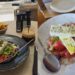 cat-platesc-romanii-pentru-o-salata-greceasca,-o-portie-de-cartofi-si-o-cafea-in-cel-mai-cunoscut-sat-de-pe-santorini