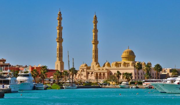 cat-costa-o-vacanta-in-hurghada,-cu-cazare-all-inclusive-si-tur-cu-ghid-vorbitor-de-limba-romana.-cand-e-cel-mai-ieftin