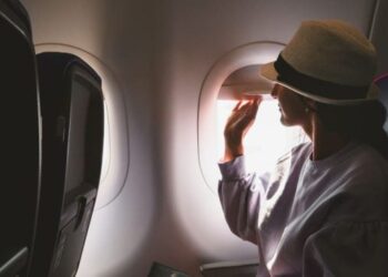 de-ce-trebuie-sa-fie-ridicate-parasolarele-geamurilor-din-avion-la-decolare-si-aterizare.-explicatia-unui-pilot
