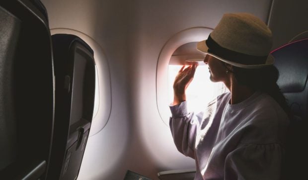 de-ce-trebuie-sa-fie-ridicate-parasolarele-geamurilor-din-avion-la-decolare-si-aterizare.-explicatia-unui-pilot