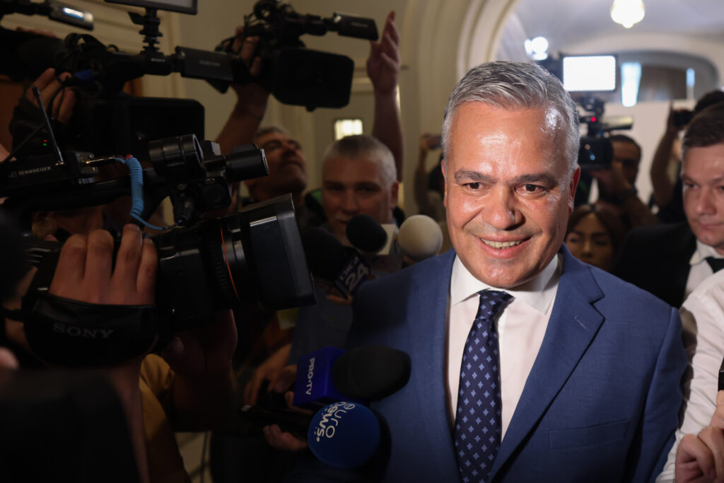 adrian-vestea-nu-isi-depune-mandatul-si-vrea-voturile-aur-/-reactia-vehementa-a-partidului-lui-simion-/-udmr-a-decis-sa-nu-intre-in-guvern-/-cele-mai-noi-calcule-–-hotnews.ro