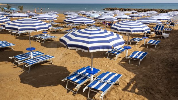 cat-costa-un-sezlong-pe-plajele-litoralului-romanesc,-la-mijlocul-lunii-iunie-2026:-mai-bine-il-luai-din-dedeman