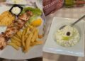 cat-platesc-romanii-pe-un-tzatziki,-souvlaki-si-o-salata-la-o-taverna-din-cel-mai-cunoscut-sat-din-santorini