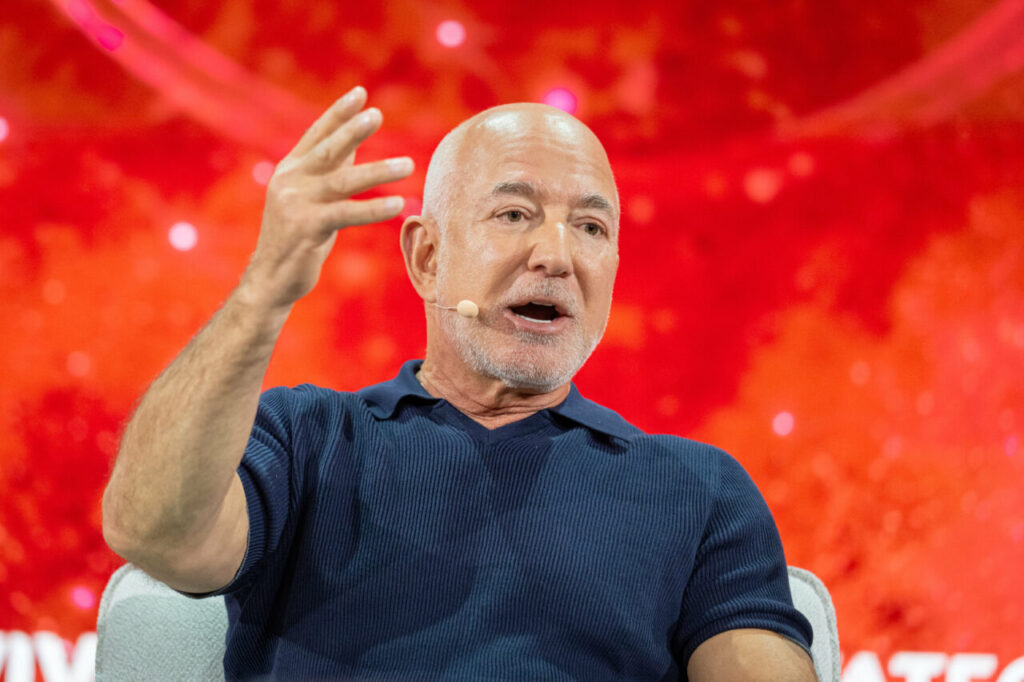 jeff-bezos-preconizeaza-ca-ai-va-duce-la-crearea-mai-multor-locuri-de-munca-decat-la-disparitia-lor:-nivelul-efortului-lucratorilor-umani-va-creste