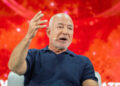 jeff-bezos-preconizeaza-ca-ai-va-duce-la-crearea-mai-multor-locuri-de-munca-decat-la-disparitia-lor:-nivelul-efortului-lucratorilor-umani-va-creste