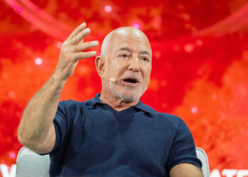 jeff-bezos-preconizeaza-ca-ai-va-duce-la-crearea-mai-multor-locuri-de-munca-decat-la-disparitia-lor:-nivelul-efortului-lucratorilor-umani-va-creste