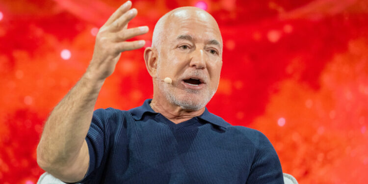 jeff-bezos-preconizeaza-ca-ai-va-duce-la-crearea-mai-multor-locuri-de-munca-decat-la-disparitia-lor:-nivelul-efortului-lucratorilor-umani-va-creste
