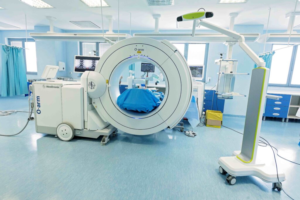 5-ani-de-chirurgie-robotica-la-spitalul-monza:-peste-1700-de-operatii-complexe-la-coloana-si-medici-din-12-tari-europene-scoliti-in-romania-–-hotnews.ro