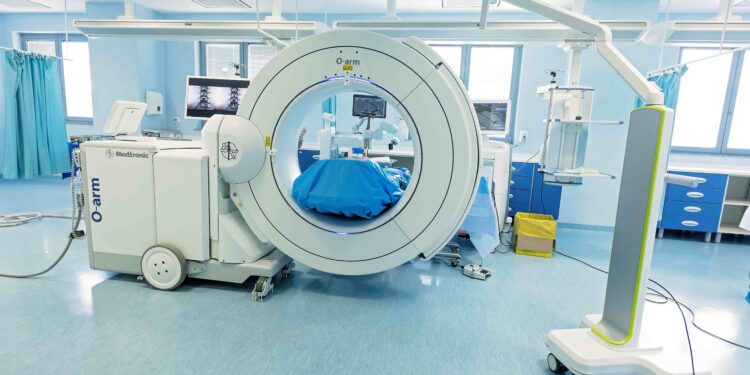 5-ani-de-chirurgie-robotica-la-spitalul-monza:-peste-1700-de-operatii-complexe-la-coloana-si-medici-din-12-tari-europene-scoliti-in-romania-–-hotnews.ro