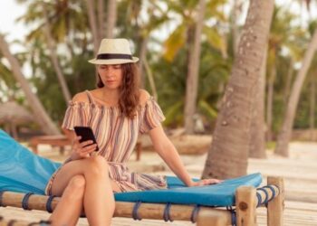 greseala-banala-care-poate-umfla-masiv-factura-la-telefon-in-concediu:-cum-te-poti-trezi-cu-costuri-uriase-la-roaming