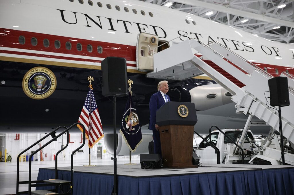 donald-trump-a-primit-noul-avion-air-force-one,-donat-de-familia-regala-din-qatar-–-hotnews.ro