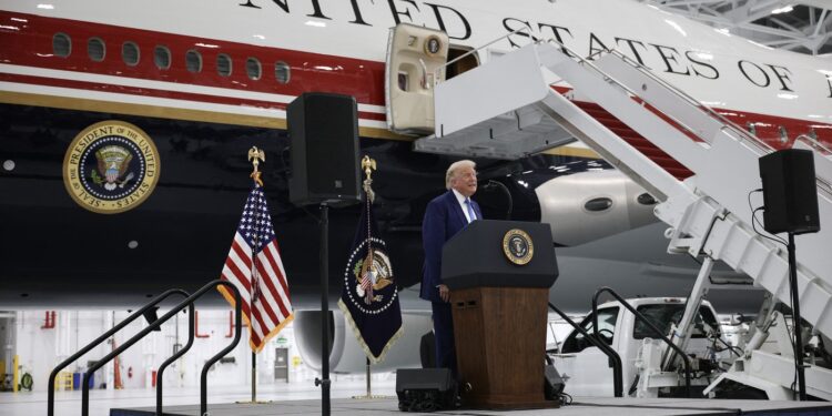 donald-trump-a-primit-noul-avion-air-force-one,-donat-de-familia-regala-din-qatar-–-hotnews.ro