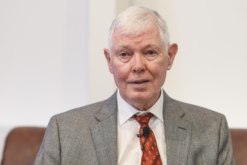 interviu-unul-dintre-cei-mai-importanti-istorici-ai-romaniei,-dennis-deletant,-arata-care-sunt-cele-doua-mari-greseli-facute-de-nicusor-dan-de-cand-este-presedinte-si-indica-omul-care-se-bucura-cel-mai-mult-de-criza-de-la-bucuresti-–-hotnews.ro