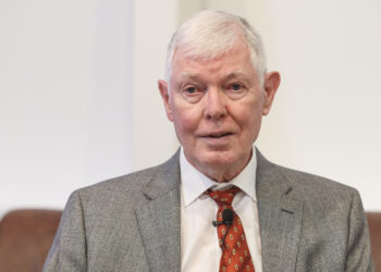 interviu-unul-dintre-cei-mai-importanti-istorici-ai-romaniei,-dennis-deletant,-arata-care-sunt-cele-doua-mari-greseli-facute-de-nicusor-dan-de-cand-este-presedinte-si-indica-omul-care-se-bucura-cel-mai-mult-de-criza-de-la-bucuresti-–-hotnews.ro