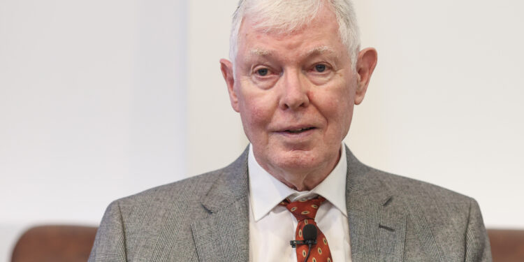 interviu-unul-dintre-cei-mai-importanti-istorici-ai-romaniei,-dennis-deletant,-arata-care-sunt-cele-doua-mari-greseli-facute-de-nicusor-dan-de-cand-este-presedinte-si-indica-omul-care-se-bucura-cel-mai-mult-de-criza-de-la-bucuresti-–-hotnews.ro