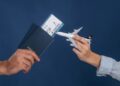 o-fosta-insotitoare-de-bord-a-dezvaluit-un-truc-simplu-si-gratuit-pentru-a-gasi-cele-mai-ieftine-bilete-de-avion