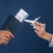 o-fosta-insotitoare-de-bord-a-dezvaluit-un-truc-simplu-si-gratuit-pentru-a-gasi-cele-mai-ieftine-bilete-de-avion
