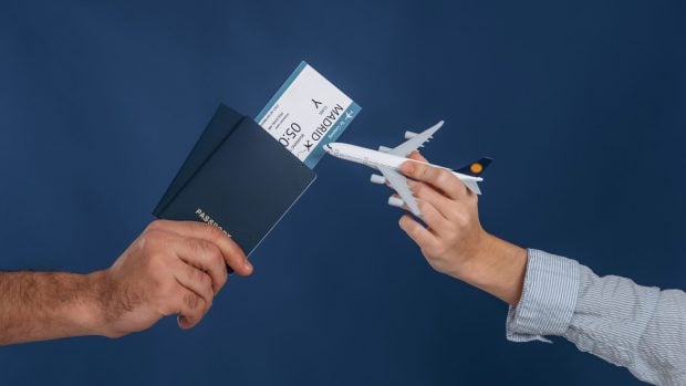 o-fosta-insotitoare-de-bord-a-dezvaluit-un-truc-simplu-si-gratuit-pentru-a-gasi-cele-mai-ieftine-bilete-de-avion