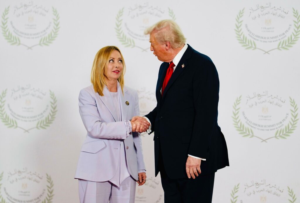 trump-insista-ca-meloni-s-a-rugat-de-el-pentru-o-poza-la-summitul-g7-popularitatea-ei-in-italia-este-la-pamant-–-hotnews.ro