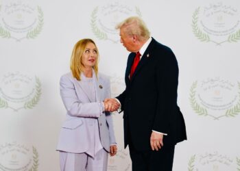 trump-insista-ca-meloni-s-a-rugat-de-el-pentru-o-poza-la-summitul-g7-popularitatea-ei-in-italia-este-la-pamant-–-hotnews.ro