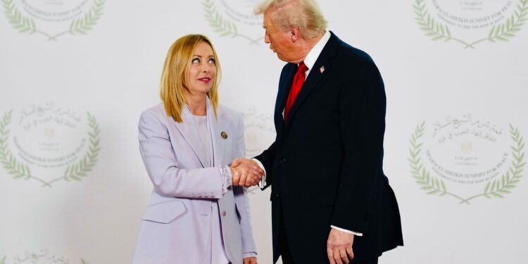 trump-insista-ca-meloni-s-a-rugat-de-el-pentru-o-poza-la-summitul-g7-popularitatea-ei-in-italia-este-la-pamant-–-hotnews.ro