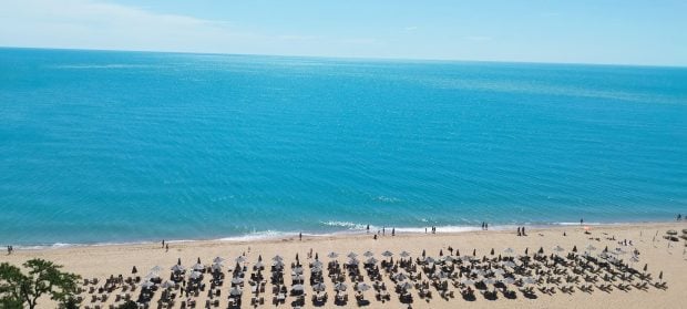 cat-costa-cazarea-si-sezlongurile-in-bulgaria,-grecia,-croatia-si-italia-pentru-vacanta-de-vara,-in-2026